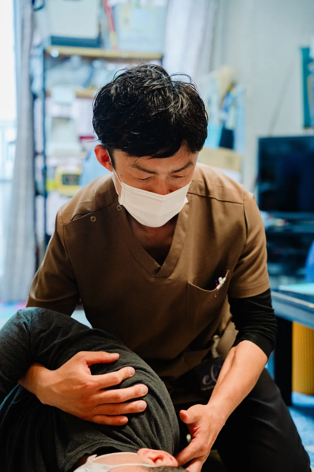 訪問先で利用者さまの動作を支援する理学療法士