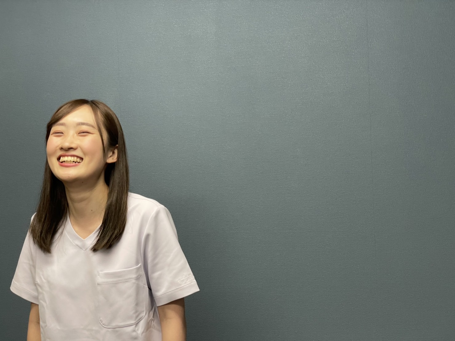 笑顔を見せる、えるの職員