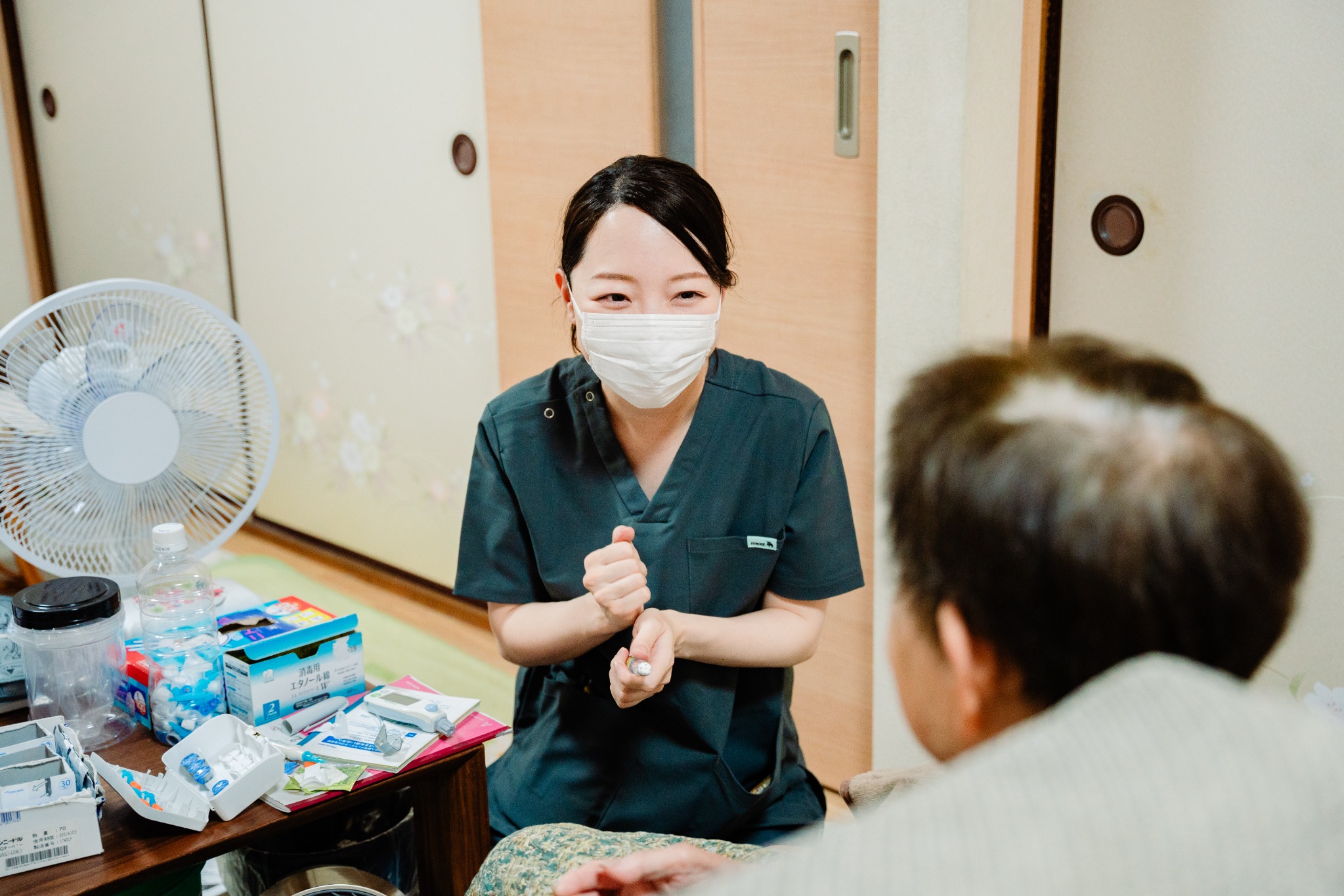 ご自宅で利用者さまと向き合う、えるの看護師
