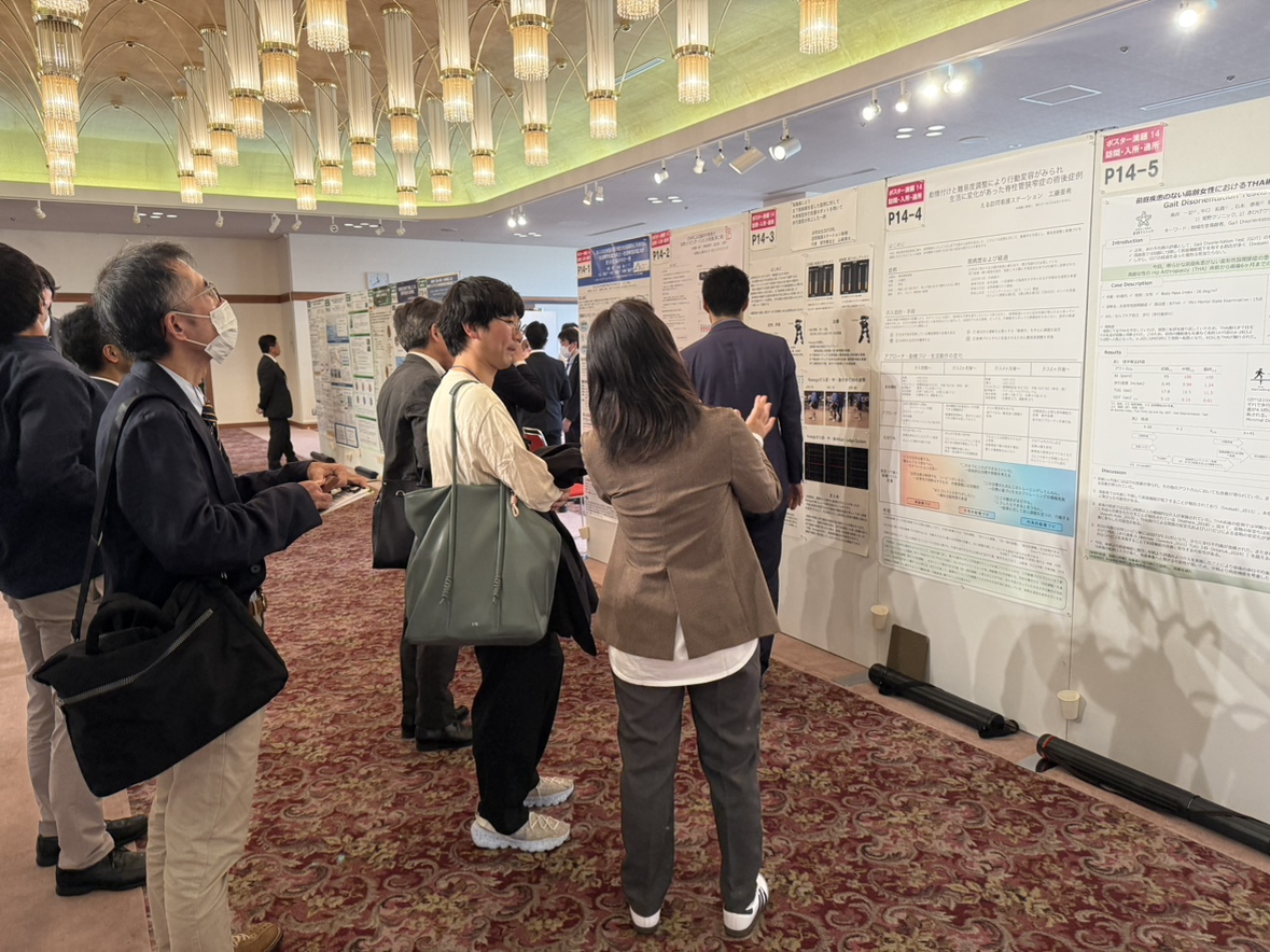学会会場でポスターを前に発表・意見交換を行う様子